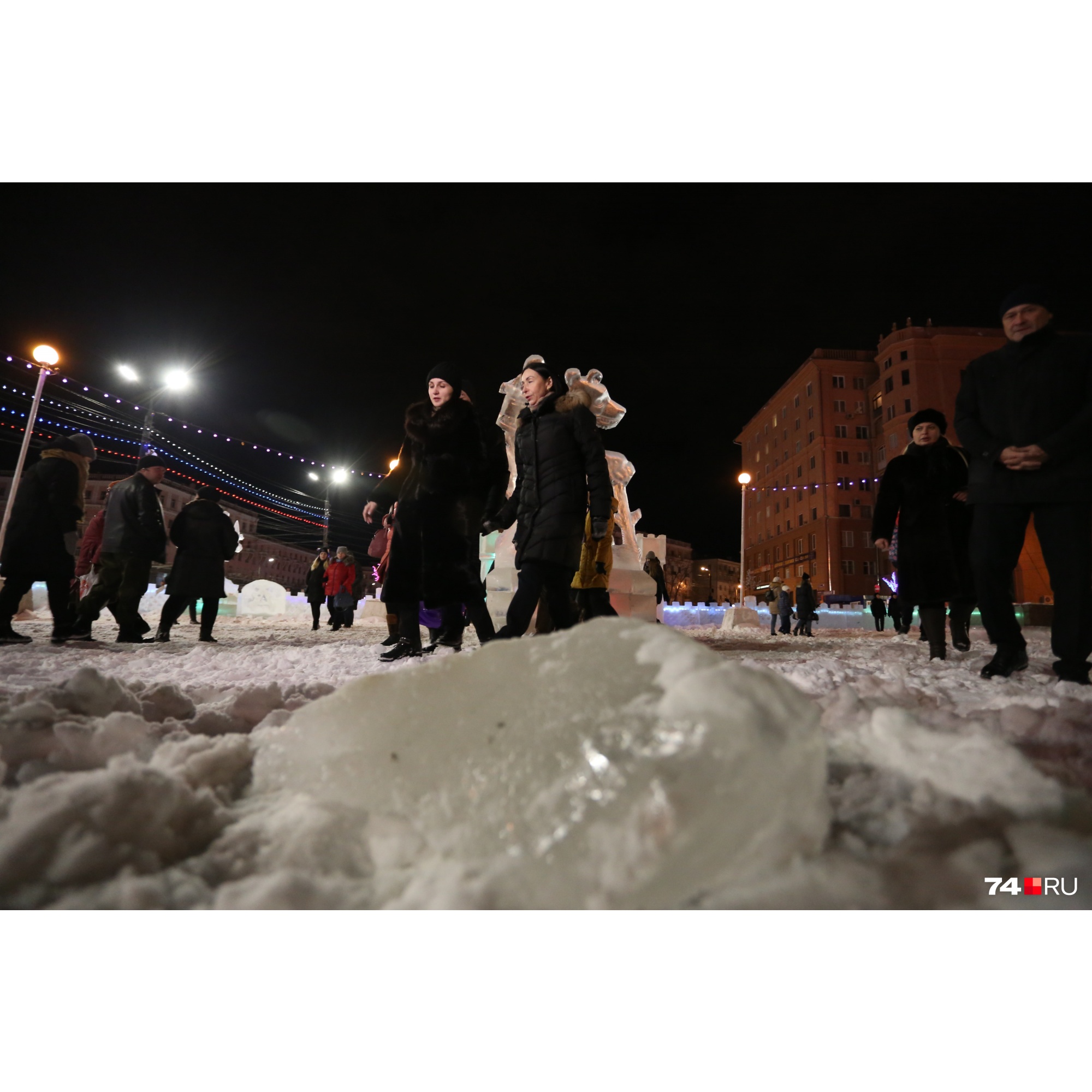 ...но увидеть их на площадке ледового городка посетители не ожидали. Можно было и почистить ...но увидеть их на площадке ледового городка посетители не ожидали. Можно было и почистить