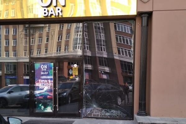 Иномарка врезалась в двери бара два раза Иномарка врезалась в двери бара два раза