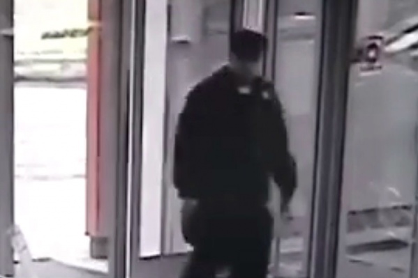 В салон лжеинкассатор зашел спокойно, вразвалочку В салон лжеинкассатор зашел спокойно, вразвалочку