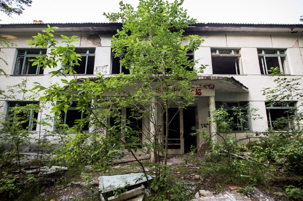 В Речкуновской зоне отдыха находится несколько заброшенных зданий санатория — скоро один из них превратится в реабилитационный центр В Речкуновской зоне отдыха находится несколько заброшенных зданий санатория — скоро один из них превратится в реабилитационный центр 