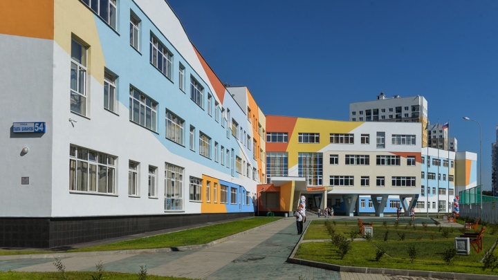 Компанию, которая достроила огромную школу в Академическом, заставили вернуть 190 миллионов рублей