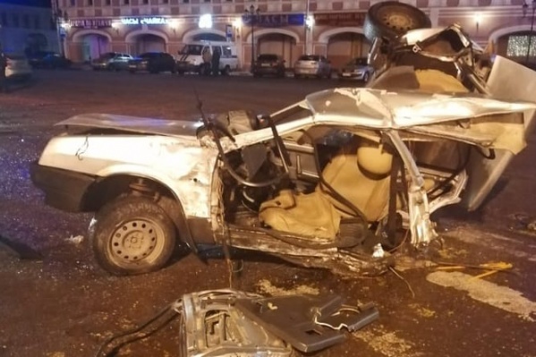 Отечественную машину разорвало на части в ДТП в Угличе Отечественную машину разорвало на части в ДТП в Угличе 