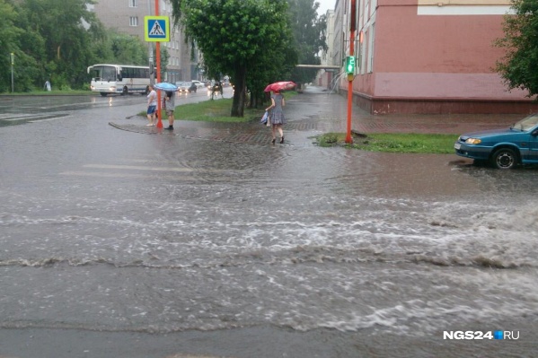 Очередной летний дождь обернулся в Красноярске потопом Очередной летний дождь обернулся в Красноярске потопом
