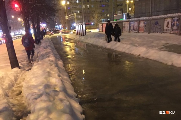 Тротуары залило водой Тротуары залило водой
