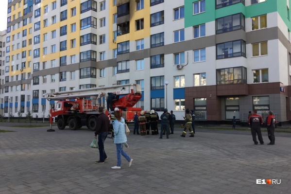 Жители подъезда говорят, что возгорание произошло на балконе Жители подъезда говорят, что возгорание произошло на балконе