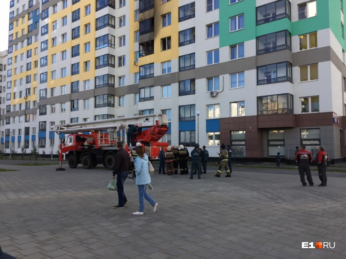 Жители подъезда говорят, что возгорание произошло на балконе Жители подъезда говорят, что возгорание произошло на балконе