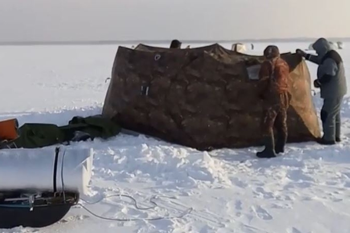 Палатку поставили прямо на льду