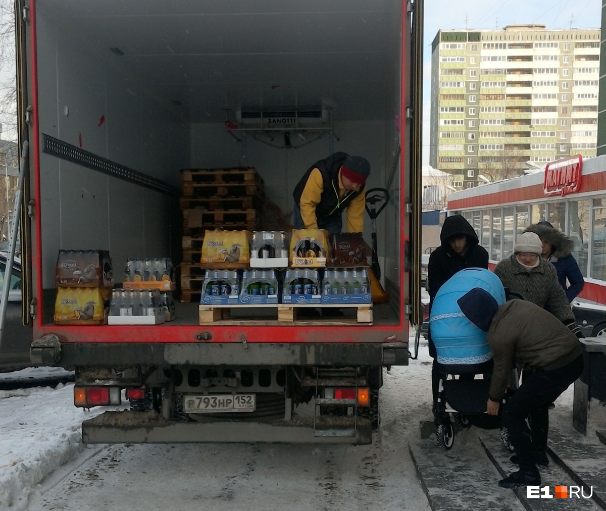 Я паркуюсь как...»: грузовик с пивом против коляски и захват детской  площадки | 13.02.2019 | Екатеринбург - БезФормата