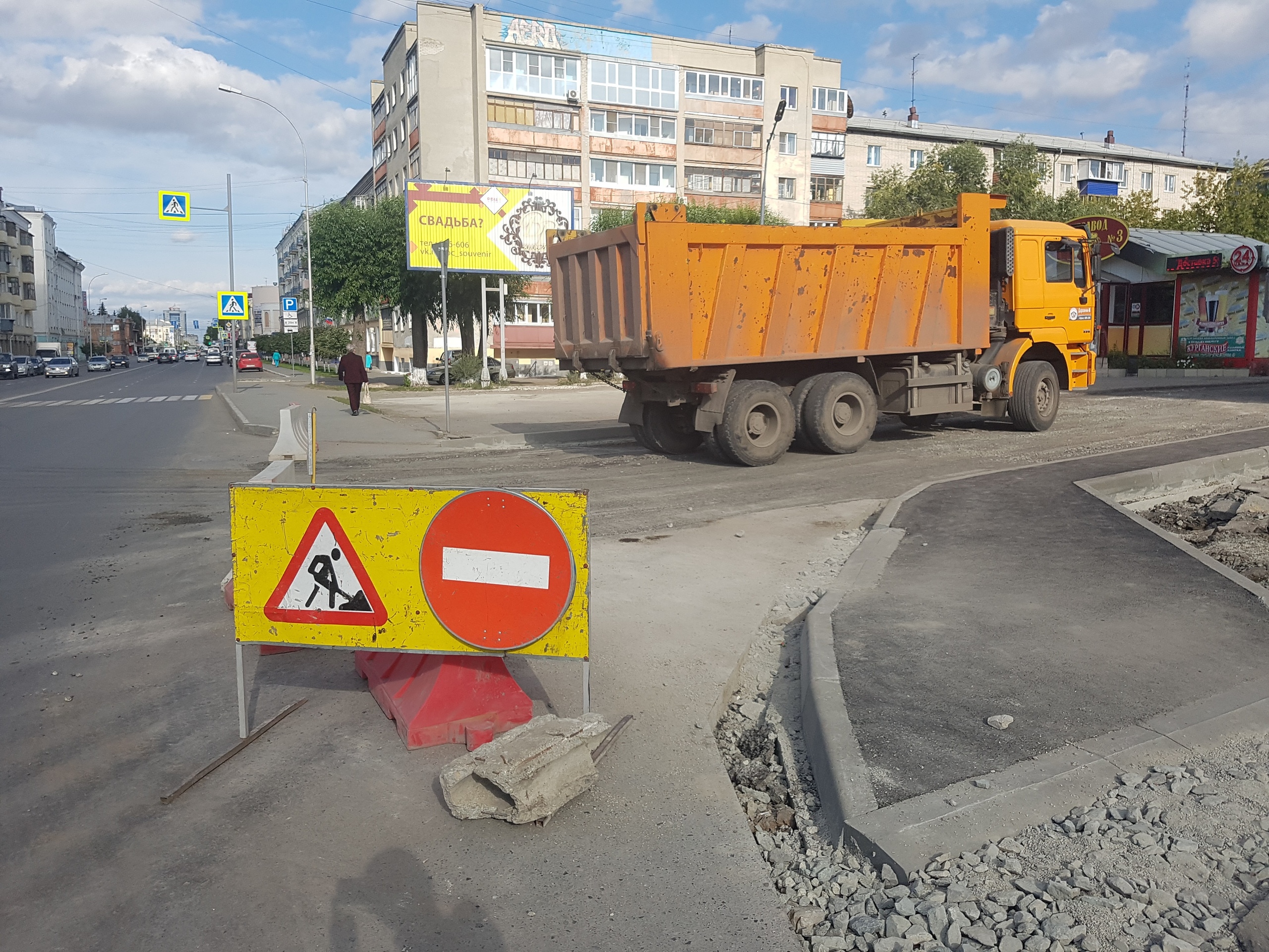 Дорожники просят водителей потерпеть и не ездить под кирпич — они мешают укладке асфальта Дорожники просят водителей потерпеть и не ездить под кирпич — они мешают укладке асфальта