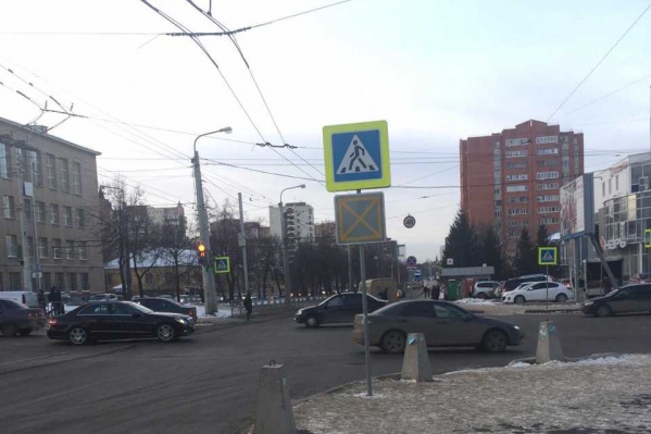Указатель означает, что въезд на перекресток в случае пробки запрещен Указатель означает, что въезд на перекресток в случае пробки запрещен