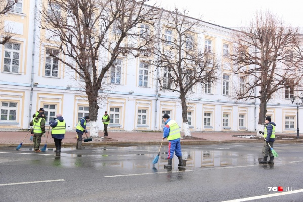 Советскую площадь «вылизывают» с самого утра Советскую площадь «вылизывают» с самого утра