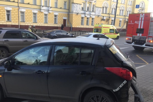 От сильного удара одна иномарка вылетела на остановку От сильного удара одна иномарка вылетела на остановку