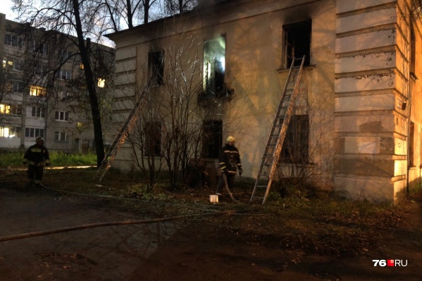 Пожарные проводят обследование здания Пожарные проводят обследование здания