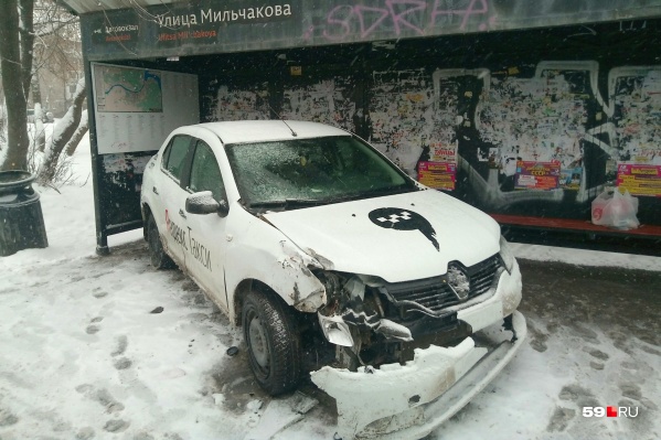 Автомобиль занесло и выбросило на остановку<br> Автомобиль занесло и выбросило на остановку<br>