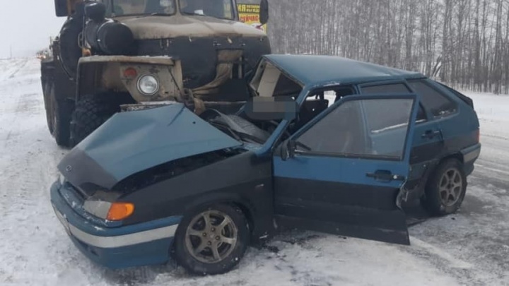 В Башкирии грузовик «Урал» врезался в ВАЗ-2114, водитель легковушки и ее пассажир пострадали