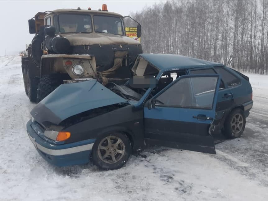 В Уфе грузовик «Урал» врезался в ВАЗ-2114, водитель легковушки и ее пассажир пострадали
