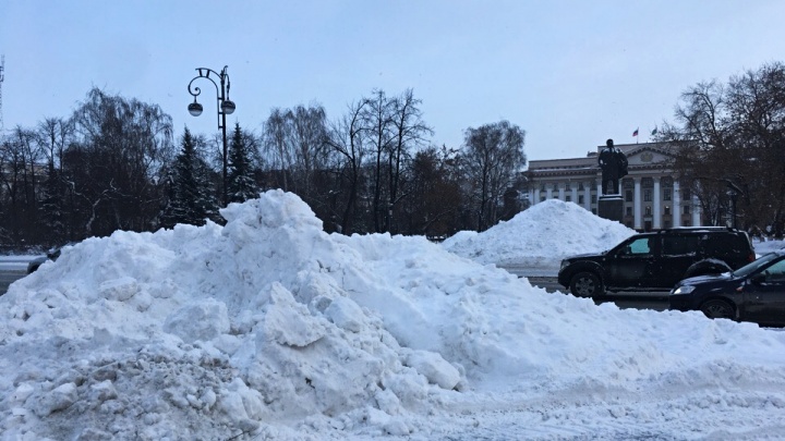 Тюмень в сугробах: заметённый снегом город пытаются расчистить, но получается не очень