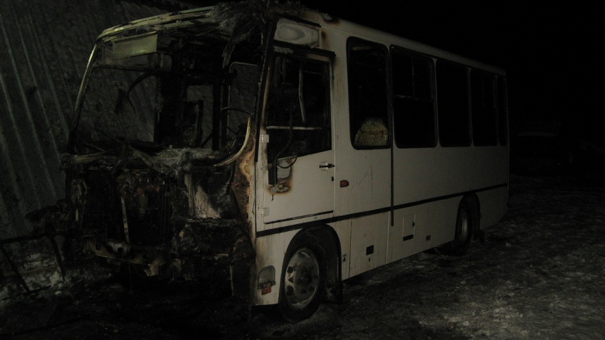 Прогревали мотор, а вспыхнул весь автобус: на стоянке в Новодвинске сгорел ПАЗ