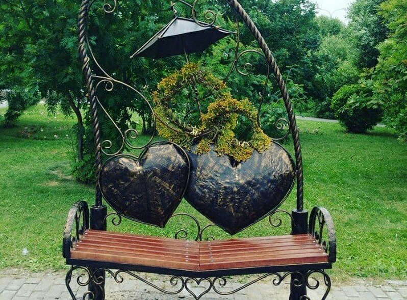 Где стоит эта лавочка? В Тюмени или нет?