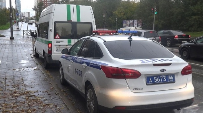 Сотрудники ГИБДД и приставы провели рейд в Екатеринбурге Сотрудники ГИБДД и приставы провели рейд в Екатеринбурге