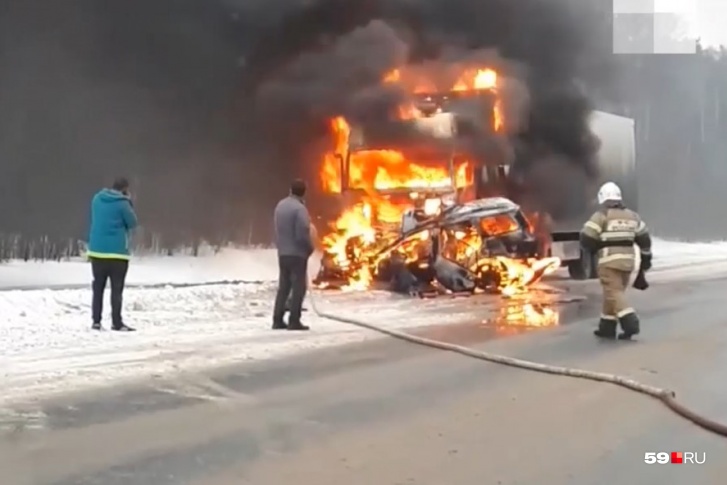 От удара при столкновении загорелись обе машины