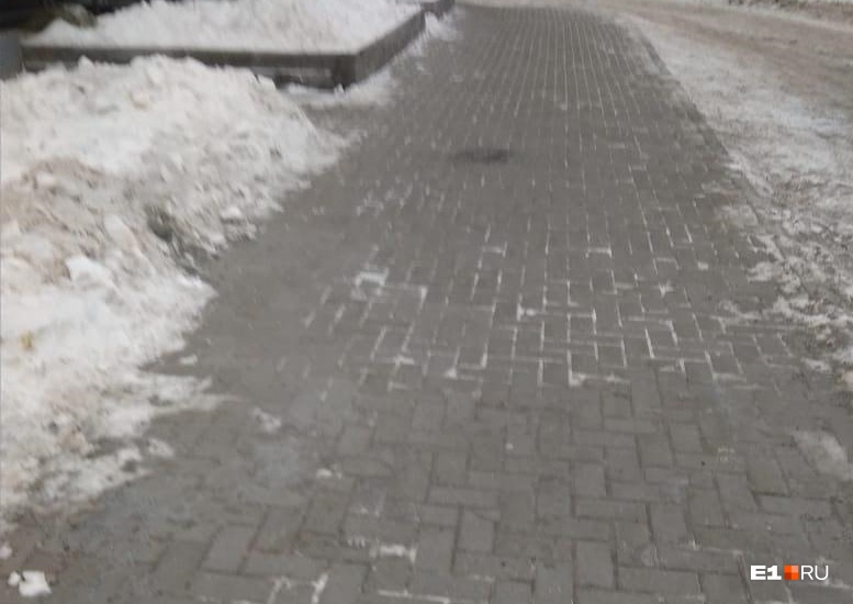 Падение случилось на этом участке. На следующий же день тротуар почистили Падение случилось на этом участке. На следующий же день тротуар почистили