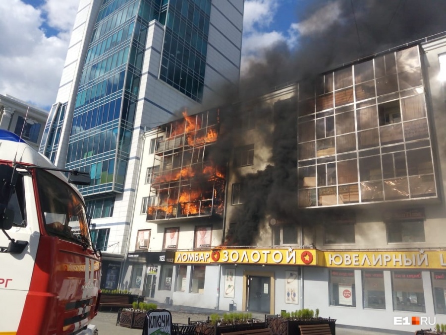 Пламенем были объяты три этажа Пламенем были объяты три этажа