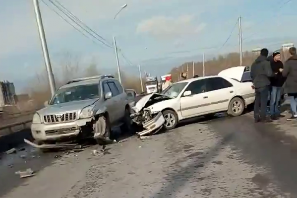 Все шесть автомобилей получили значительные повреждения Все шесть автомобилей получили значительные повреждения
