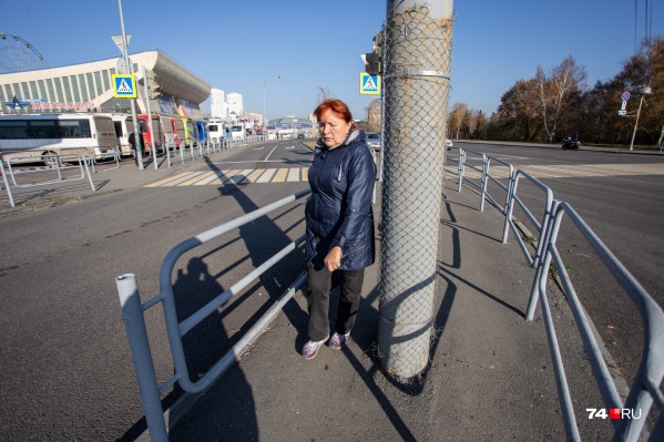 Тротуар возле крупного автовокзала. А теперь представим, что нам здесь нужно протащить ещё и чемодан Тротуар возле крупного автовокзала. А теперь представим, что нам здесь нужно протащить ещё и чемодан