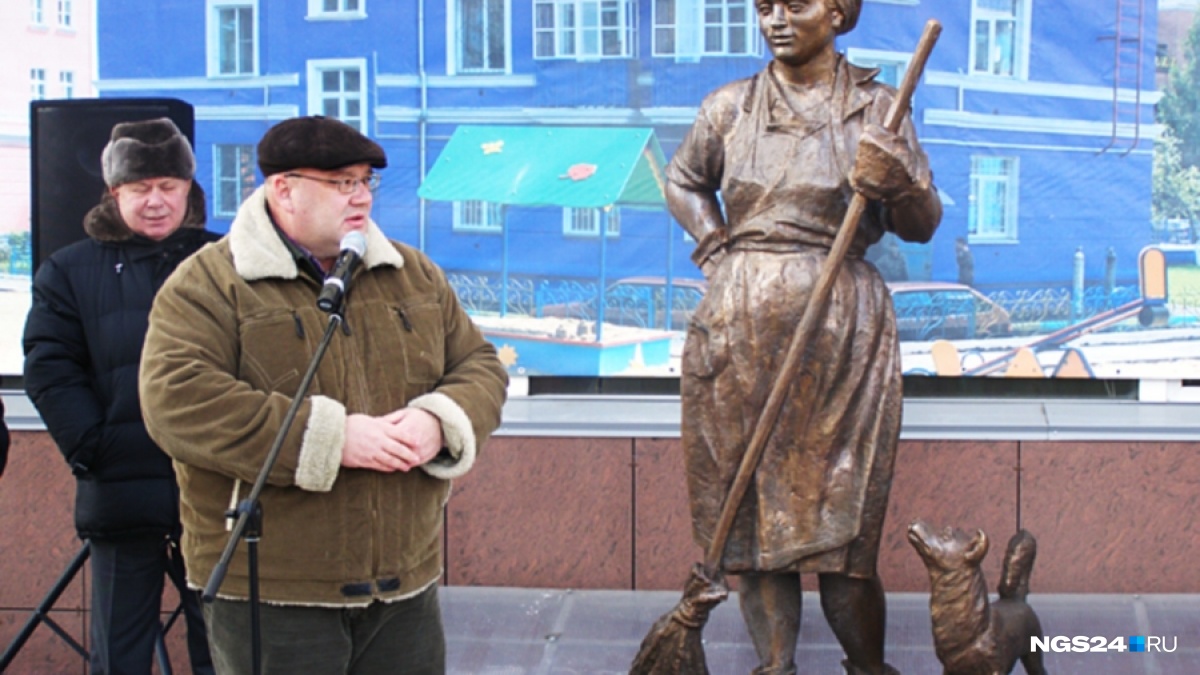 В 2010 году в Красноярске появился колоритный памятник дворнику под
названием «Петровна». Где была установлена эта необычная скульптура?<b class="_"> </b>