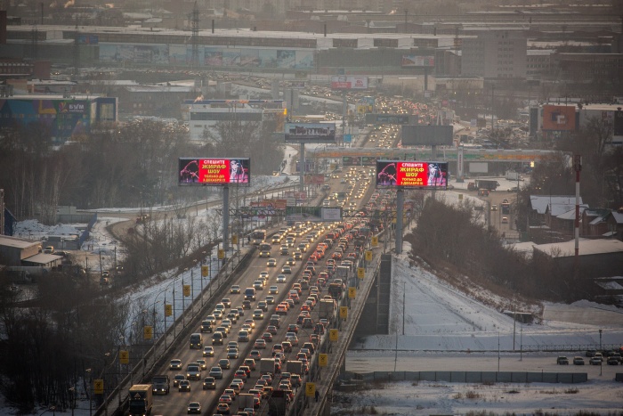 Серьёзные заторы возникли на въездах на мосты и Большевистской Серьёзные заторы возникли на въездах на мосты и Большевистской