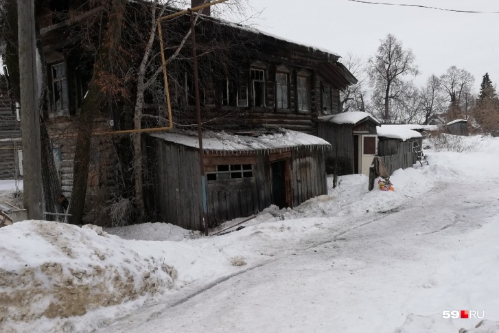 Изнутри дом выгорел полностью Изнутри дом выгорел полностью