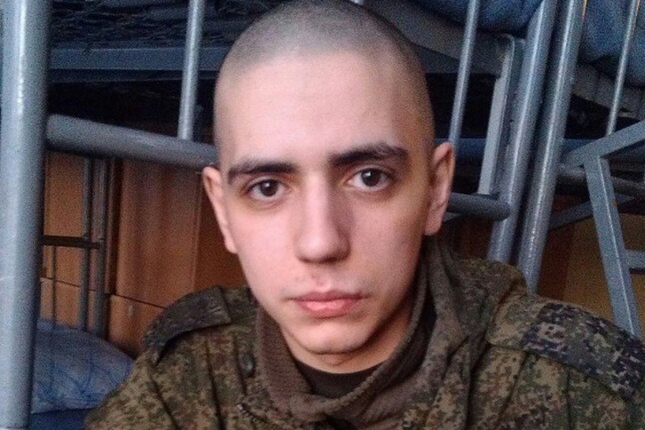 22-летний выпускник СФУ Артем Пахотин ушел в армию и спустя несколько месяцев был найден мертвым