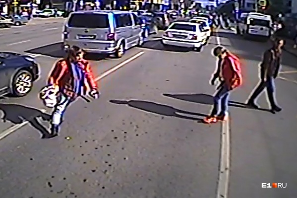 Парень в красной куртке вел себя очень возбужденно Парень в красной куртке вел себя очень возбужденно