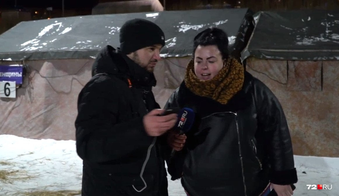 Тюменцы не только окунаются в ледяную воду, но и поддерживают в этом начинании родных Тюменцы не только окунаются в ледяную воду, но и поддерживают в этом начинании родных