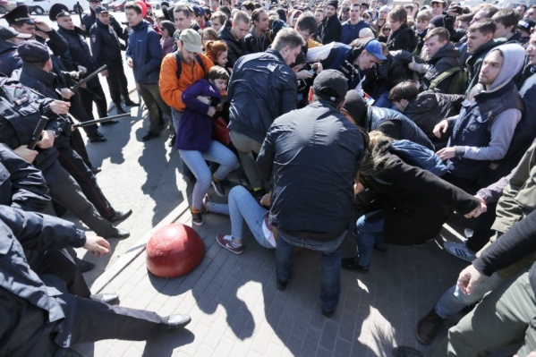 По неофициальным данным, с митинга в полицию были доставлены 164 человека По неофициальным данным, с митинга в полицию были доставлены 164 человека