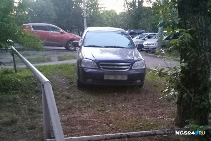 С начала 2019 года в Красноярске действует закон, запрещающий парковку на газонах С начала 2019 года в Красноярске действует закон, запрещающий парковку на газонах