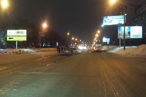 Авария случилась вчера в девятом часу вечера на перекрёстке Ватутина и Тульской Авария случилась вчера в девятом часу вечера на перекрёстке Ватутина и Тульской 