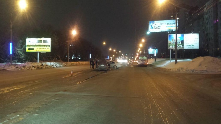 Вчера в 9 часов вечера. Авария на Ватутина Новосибирск. Авария на Ватутина Новосибирск вчера. ДТП В Новосибирске сегодня на Ватутина. Вчера авария на Ватутина.