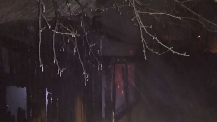В Уфе из-за проблем с электропроводкой сгорел дом: погибла женщина