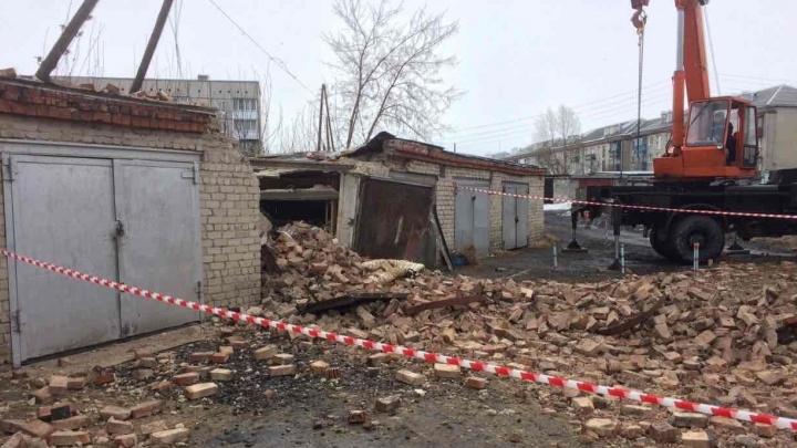 На Урале рухнувшая 30-метровая труба котельной снесла гаражи и опору ЛЭП