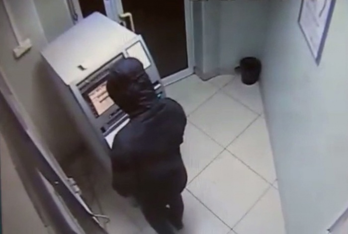 Для взлома банкомата мужчина воспользовался флешкой с вирусом и клавиатурой Для взлома банкомата мужчина воспользовался флешкой с вирусом и клавиатурой