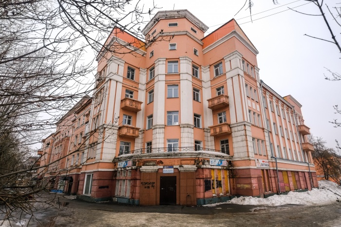 Сразу за горбатым мостом начинается вереница красивых зданий — о такой архитектуре современному Новосибирску только мечтать Сразу за горбатым мостом начинается вереница красивых зданий — о такой архитектуре современному Новосибирску только мечтать