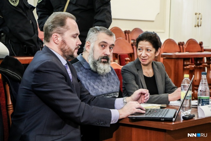 7 декабря Александр Новосёлов остался лишь с одним из своих защитников — Татьяной Серебряной. Сергей Шунин (слева) не смог присутствовать на суде 7 декабря Александр Новосёлов остался лишь с одним из своих защитников — Татьяной Серебряной. Сергей Шунин (слева) не смог присутствовать на суде