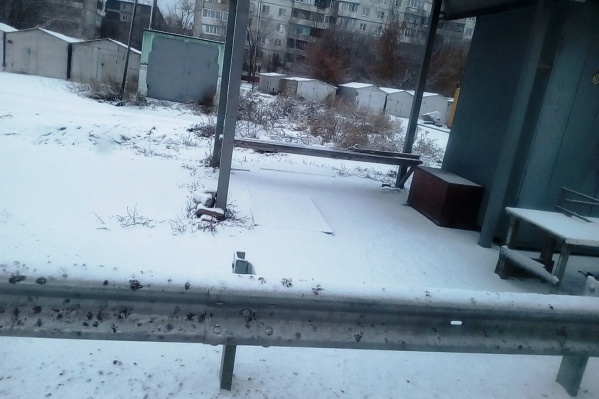 Ограждение защищает пешеходов от машин и новых пазиков Ограждение защищает пешеходов от машин и новых пазиков