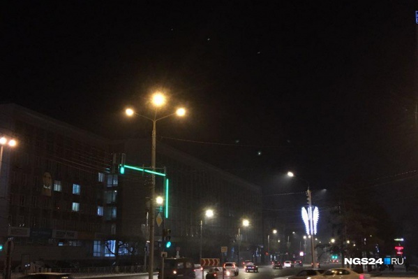 В свете фонарей видно, что воздух не прозрачен В свете фонарей видно, что воздух не прозрачен