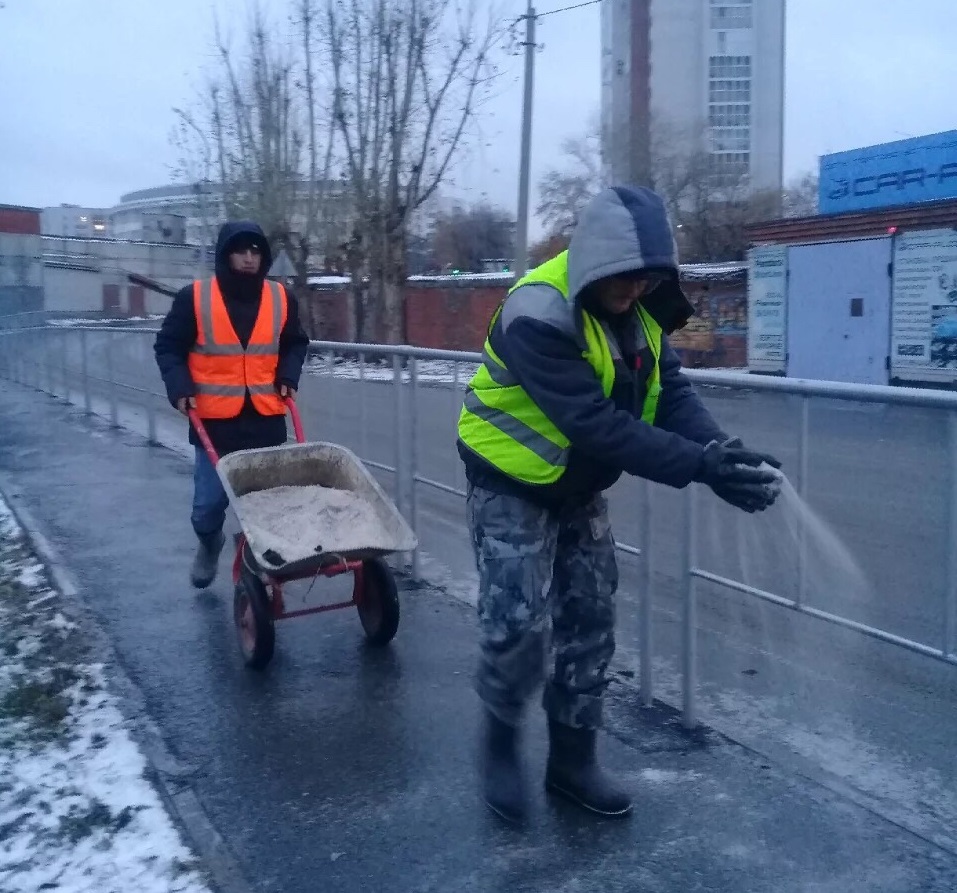 Ростов гололед сегодня. Дорожные службы гололед. Гололед Тюмень. Дорожные службы при гололеде. Дорожная служба Тюмень.