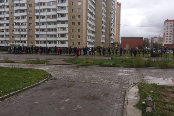 Очередь на маршрутку <nobr class="_">№ 10</nobr> утром 12 сентября Очередь на маршрутку <nobr class="_">№ 10</nobr> утром 12 сентября