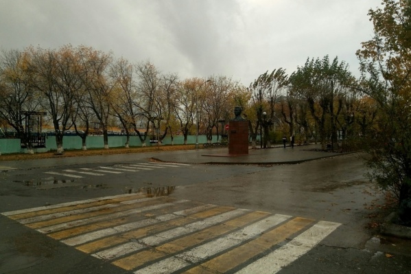 Одно из мест, в которых 7 октября должны были пройти мероприятия, — у ДК Кирова. Но здесь было пусто Одно из мест, в которых 7 октября должны были пройти мероприятия, — у ДК Кирова. Но здесь было пусто