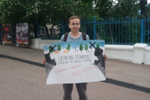 По словам очевидцев, в центре Нижнего Новгорода с плакатами стоят двое ребят По словам очевидцев, в центре Нижнего Новгорода с плакатами стоят двое ребят 